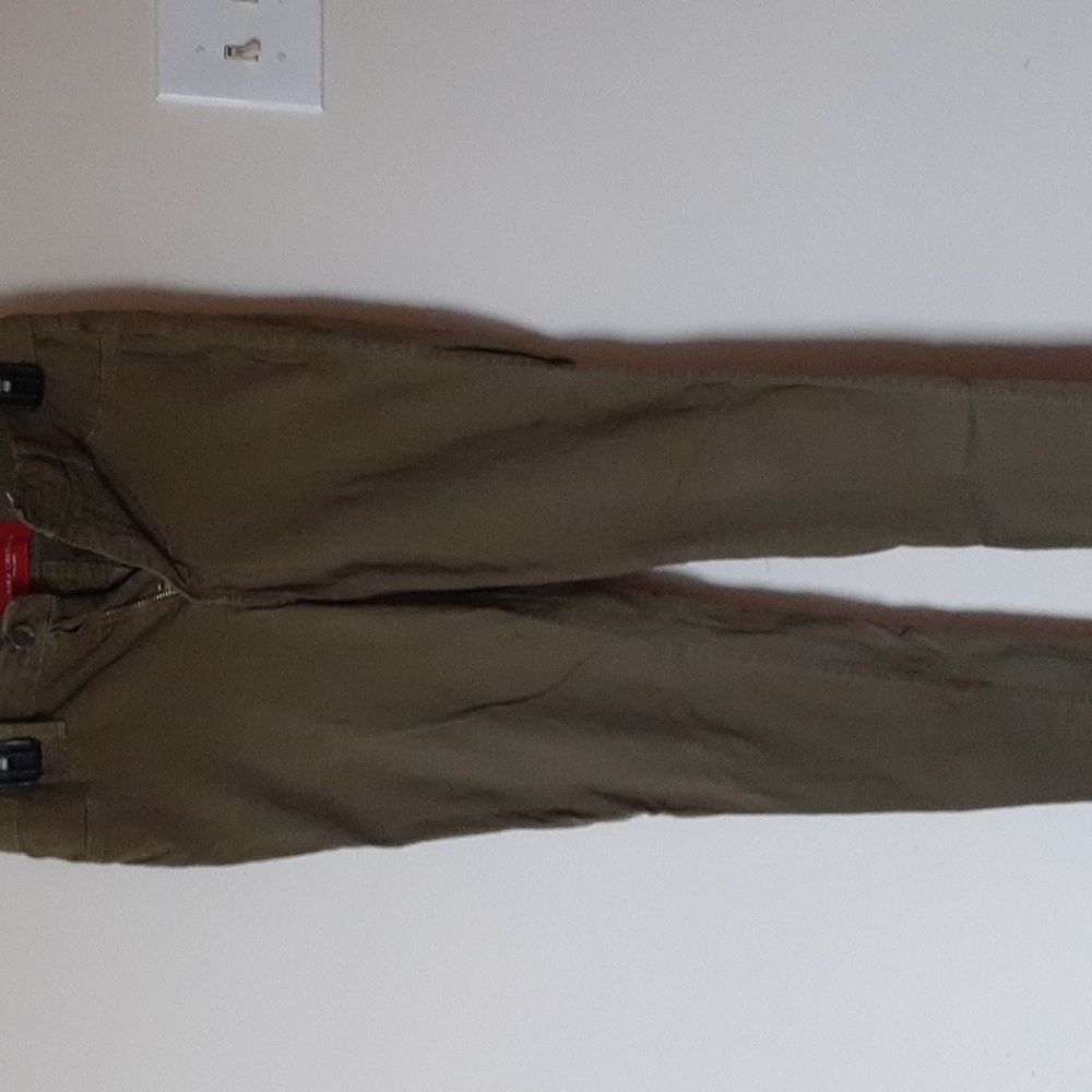 2 pockets at the back.made in USA